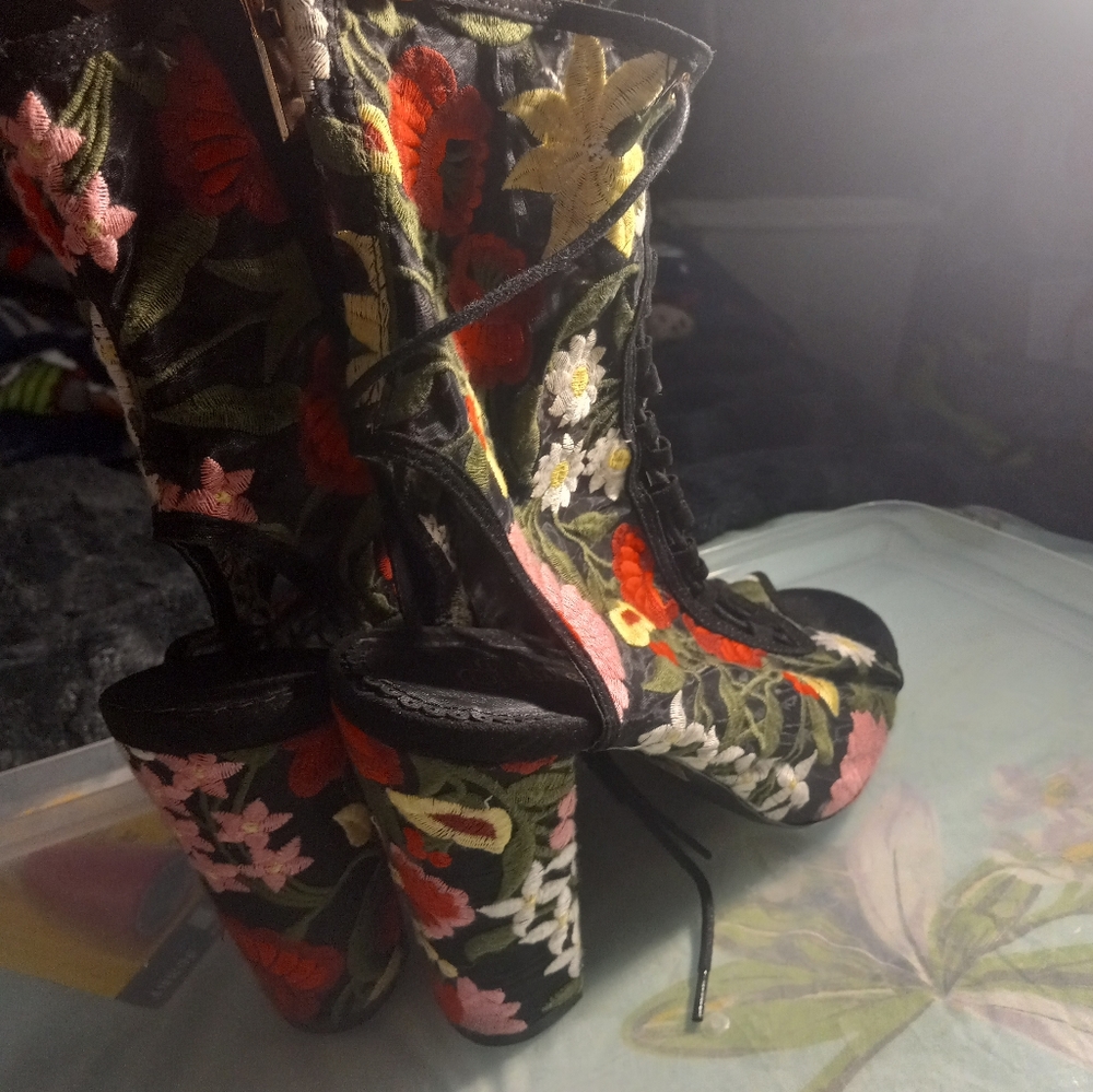 Flowers on the shoes jubilee size 11